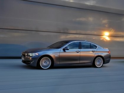 BMW Sarankan Pemilik Seri 5 dan 6 Parkirkan Mobil di Luar 