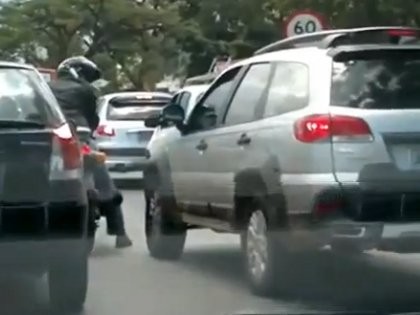 Gawat, Pengendara Mobil Wanita Berantem dengan Pemotor