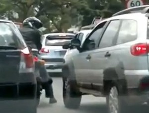 Gawat, Pengendara Mobil Wanita Berantem dengan Pemotor