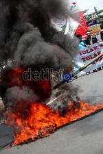 Mahasiswa Bakar Ban & Kuasai Jalan Pemuda