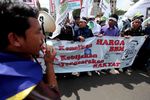 Mahasiswa Bakar Ban & Kuasai Jalan Pemuda