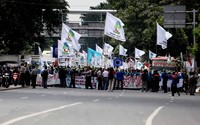 Para mahasiwa memblokir Jalan Pemuda, Rawamangun, Jakarta Timur. Mereka hanya menyisakan lajur khusus bus TransJ (busway).
