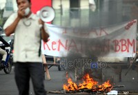 Selain membakar ban, mahasiswa juga membentangkan 1 buah spanduk berukuran 1x1 meter warna putih yang berisi cacian terhadap Presiden Susilo Bambang Yudhoyono (SBY) dan menolak kenaikan harga BBM.