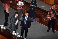Sidang yang berakhir pukul 11.00 WIB itu lancar dalam melaksanakan agenda pertama hingga agenda ketiga. Namun, memasuki agenda keempat, pimpinan sidang menskors sidang hingga pukul 13.30 WIB.