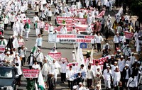 Ribuan orang dari kelompok Islam tersebut long march menuju Istana Merdeka, Jakarta.