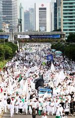 Ribuan Orang Jalan Kaki HI-Istana Tolak BBM Naik