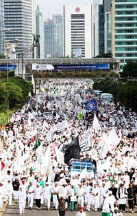 Para pendemo yang mengenakan pakaian serba putih tersebut juga membawa organisasi masing-masing.