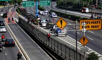 Polisi disiagakan di pintu keluar tol yang mengarah ke Semanggi.
