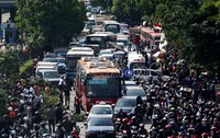 Pemblokiran tol dalam kota tersebut mengakibatkan kemacetan panjang.