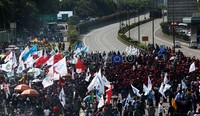 Ribuan buruh dari berbagai elemen memblokir Jalan Gatot Subroto, Jakarta.