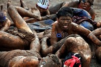 Puluhan manusia tanah merangkak menuju gerbang gedung DPR, Jakarta.