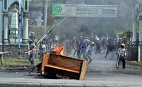 Aksi lempar batu pun terjadi antara mahasiswa dan polisi. Water canon dikerahkan untuk memukul mundur ratusan mahasiswa yang rusuh.
