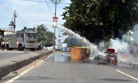 Water canon berusaha memadamkan api yang semakin membesar dan memukul mundur mahasiswa