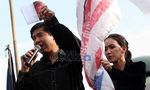 Rieke Tenangkan Massa Demonstran