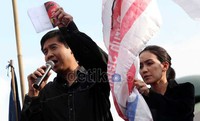 Rieke bersama Maruarar Sirait bertemu langsung dengan ribuan buruh yang berdemonstrasi di depan gedung DPR
