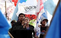 Perwakilan buruh yang menyambutnya diatas tempat orasi memberikan waktu untuk Rieke dan Maruarar memberikan keterangan
