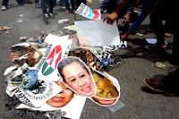 Para pendemo membakar topeng bergambar SBY di depan gedung DPR, Jakarta. Ramses/detikcom.