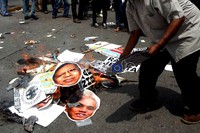 Selain topeng SBY, pendemo juga membakar topeng Boediono. Ramses/detikcom.