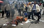 Demonstran Bakar Topeng SBY