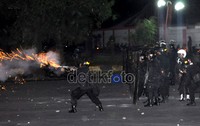 Polisi membalas lemparan batu mahasiswa dengan tembakan gas air mata.