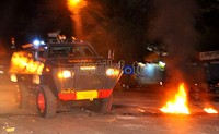 Mobil Baracuda milik Brimob menyerbu mahasiswa hingga kabur ke dalam kampusnya.