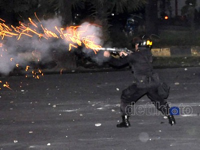 Polisi dan Mahasiswa Unismuh Bentrok