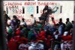Kesal, Buruh Corat-coret Tembok Tol