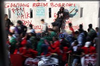 Buruh dan mahasiswa melampiaskan kekesalan dengan mencoreti tembok pinggiran tol dengan Pilox.