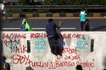 Kesal, Buruh Corat-coret Tembok Tol