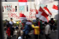 Sementara itu, 2 helikopter dikerahkan memantau keamanan di DPR yang mulai mencekam.