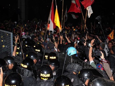 Polisi Pukul Mundur Demonstran Dari DPR