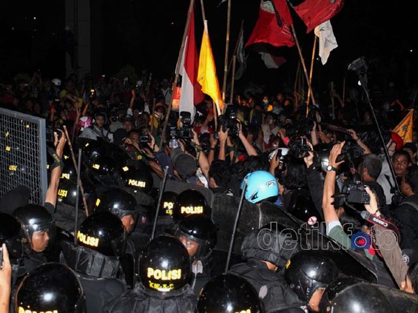Polisi Pukul Mundur Demonstran Dari DPR