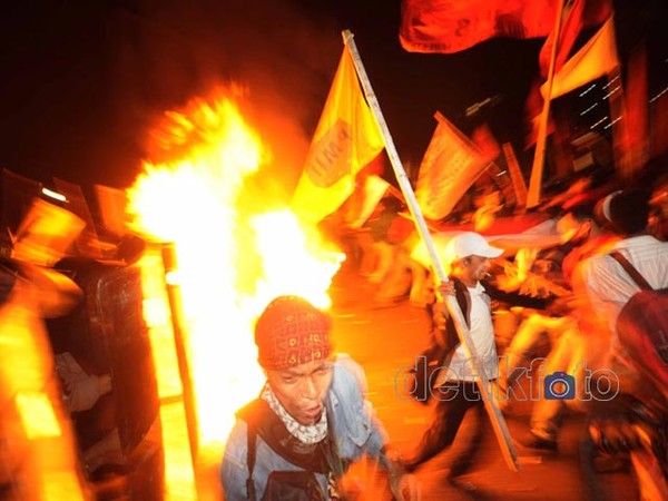 Polisi vs Demonstran di Gatsu