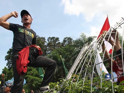 Massa Buruh Jebol Pagar Tol