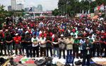 Demonstran Salat Jumat di Depan Gedung DPR