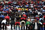 Demonstran Salat Jumat di Depan Gedung DPR