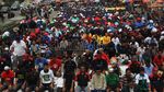 Demonstran Salat Jumat di Depan Gedung DPR