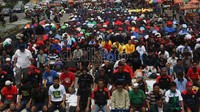 Salat Jumat yang digelar para demonstran ini tidak menggangu arus lalu lintas di sekitar Jalan Gatot Subroto. Sebab, sejak pagi tadi arus lalin menuju ke arah Slipi telah ditutup total. Sedangkan arus lalin di Tol Dalam Kota terpantau lancar. Ramses/detikcom.