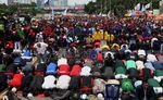 Demonstran Salat Jumat di Depan Gedung DPR