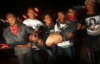 Seorang mahasiswa terluka akibat bentrok dengan polisi. REUTERS/Yusuf Ahmad.