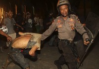 Polisi mengamankan seorang demonstran. REUTERS/Yusuf Ahmad.