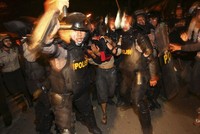 Polisi mengamankan demonstran yang menolak kenaikan harga BBM. REUTERS/Yusuf Ahmad.