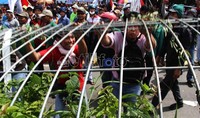 Aparat kepolisian tampak tidak melakukan pencegahan.