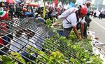 Massa Buruh Jebol Pagar Tol