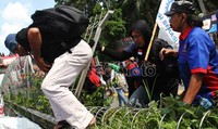 Massa lompat pagar menuju gedung DPR.