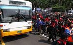 Massa Buruh Jebol Pagar Tol