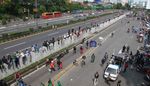 Massa Buruh Jebol Pagar Tol