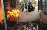 Kaca-kaca bangunan tersebut juga dipecahkan. REUTERS/Tarmizy Harva.