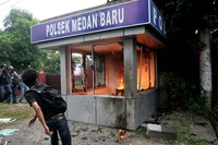Api membakar pos polisi tersebut. ANTARA/Irsan Mulyadi.