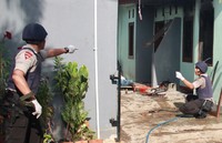 Penggerebekan terjadi di Kampung Lio, Pondok Kacang Timur, Pondok Aren, Tangerang Selatan. ANTARA/Muhammad Deffa.